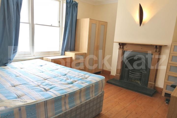 Georgian house,two bathrooms, charming patio garden & highly desirable address  Henshaw Street, Elephant and Castle/Borough